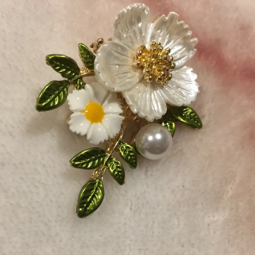 Flower Fashion  Pin Brooch NWT Faux Pearl 2x1.5” Gold Toned Metal Alloy - Picture 2 of 11